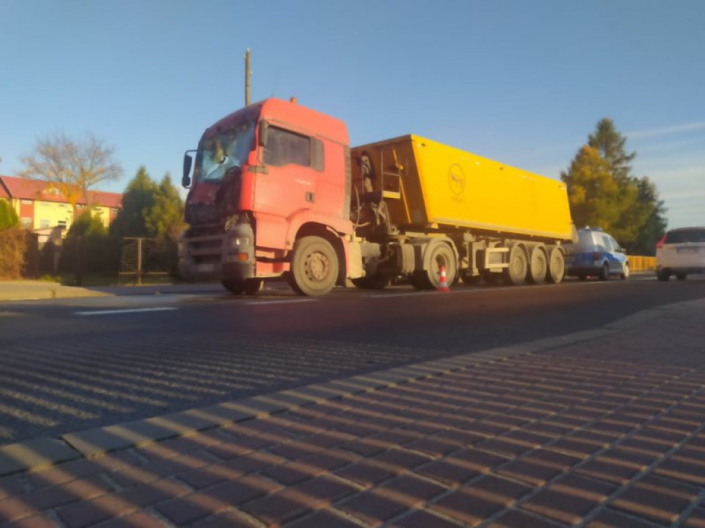 Tir zderzył się z betoniarką w Nowej Dębie. Korki na drodze krajowej [zdjęcia]