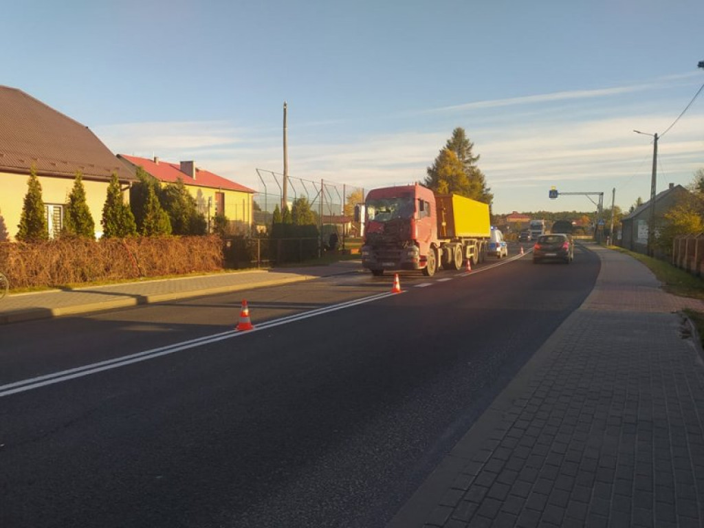 Tir zderzył się z betoniarką w Nowej Dębie. Korki na drodze krajowej [zdjęcia]