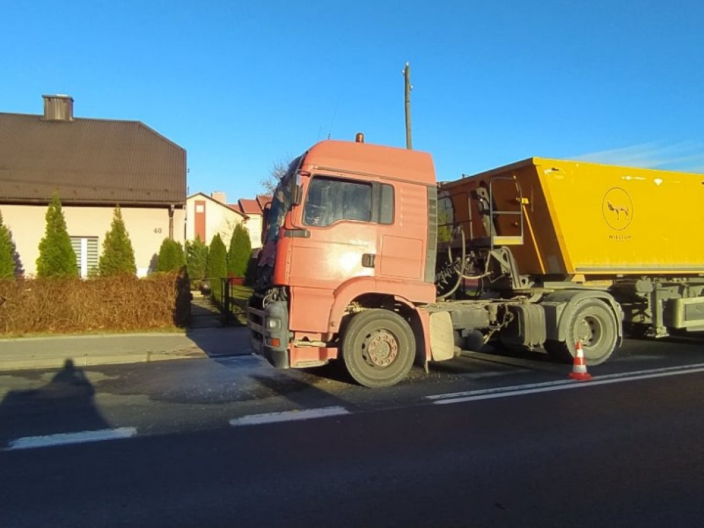 Tir zderzył się z betoniarką w Nowej Dębie. Korki na drodze krajowej [zdjęcia]
