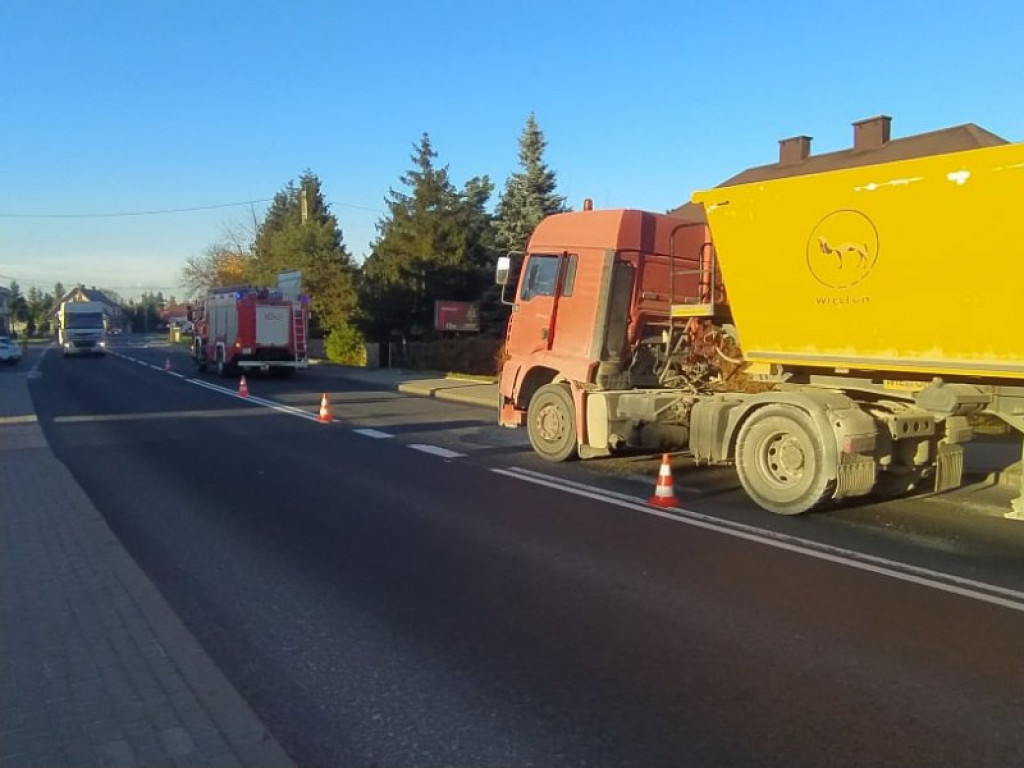 Tir zderzył się z betoniarką w Nowej Dębie. Korki na drodze krajowej [zdjęcia]