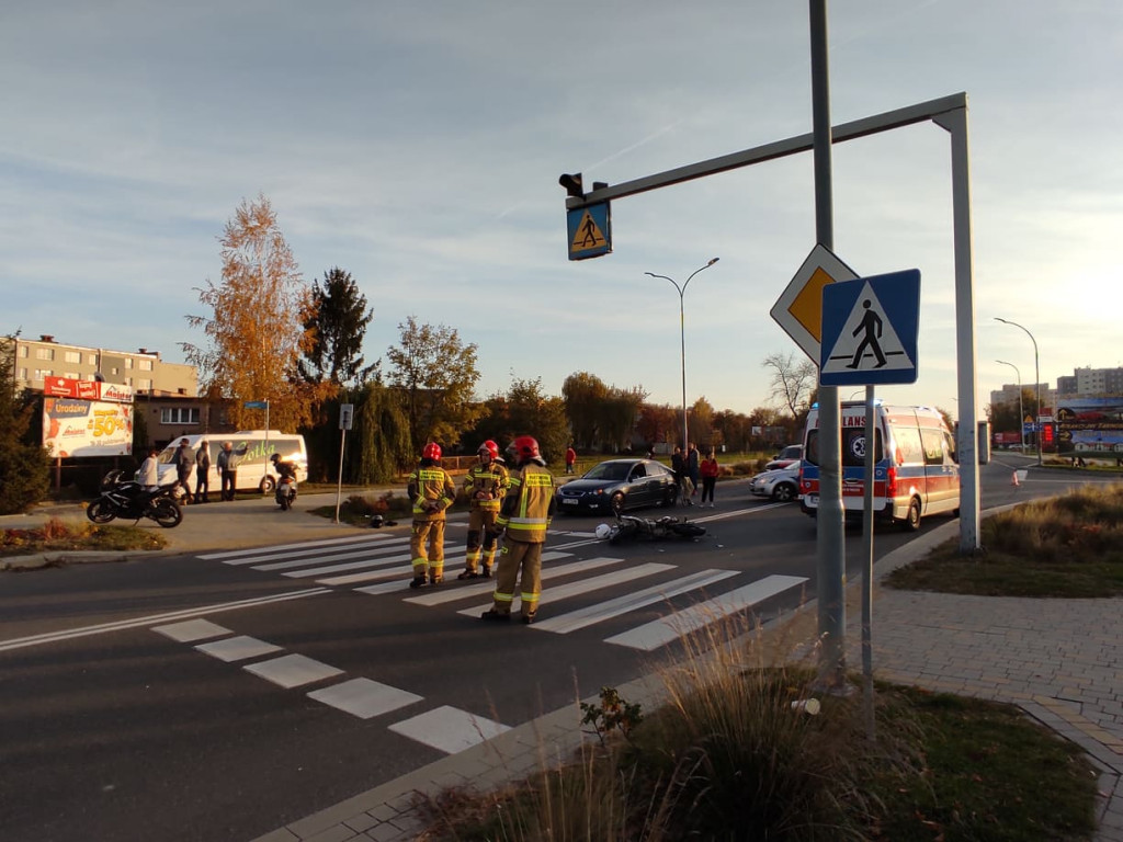 Zderzenie auta z motocyklem na ulicy Sikorskiego w Tarnobrzegu. Motocyklistę zabrała karetka [zdjęcia]