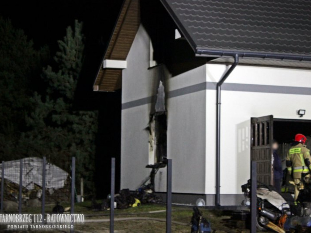 Grębów. Pożar garażu w domu jednorodzinnym [zdjęcia]