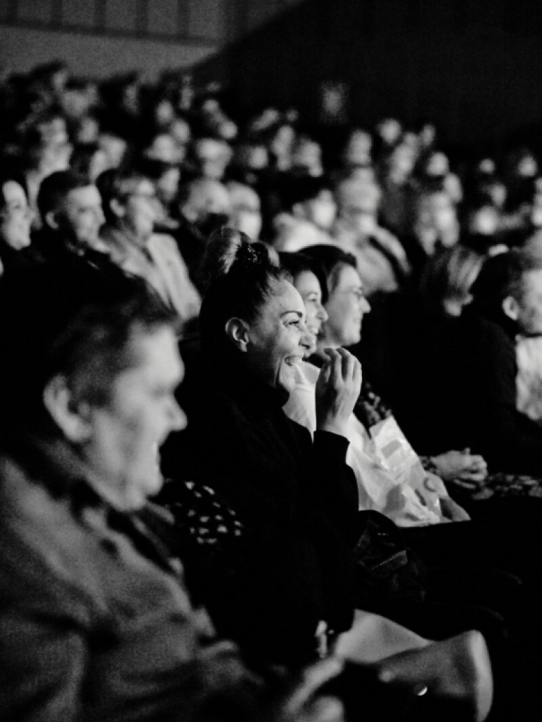 Tarnobrzeg. Gromkie brawa i tłumy na spektaklu Teatru Czwartek w TDK [zdjęcia]