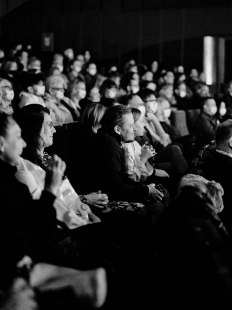 Tarnobrzeg. Gromkie brawa i tłumy na spektaklu Teatru Czwartek w TDK [zdjęcia]