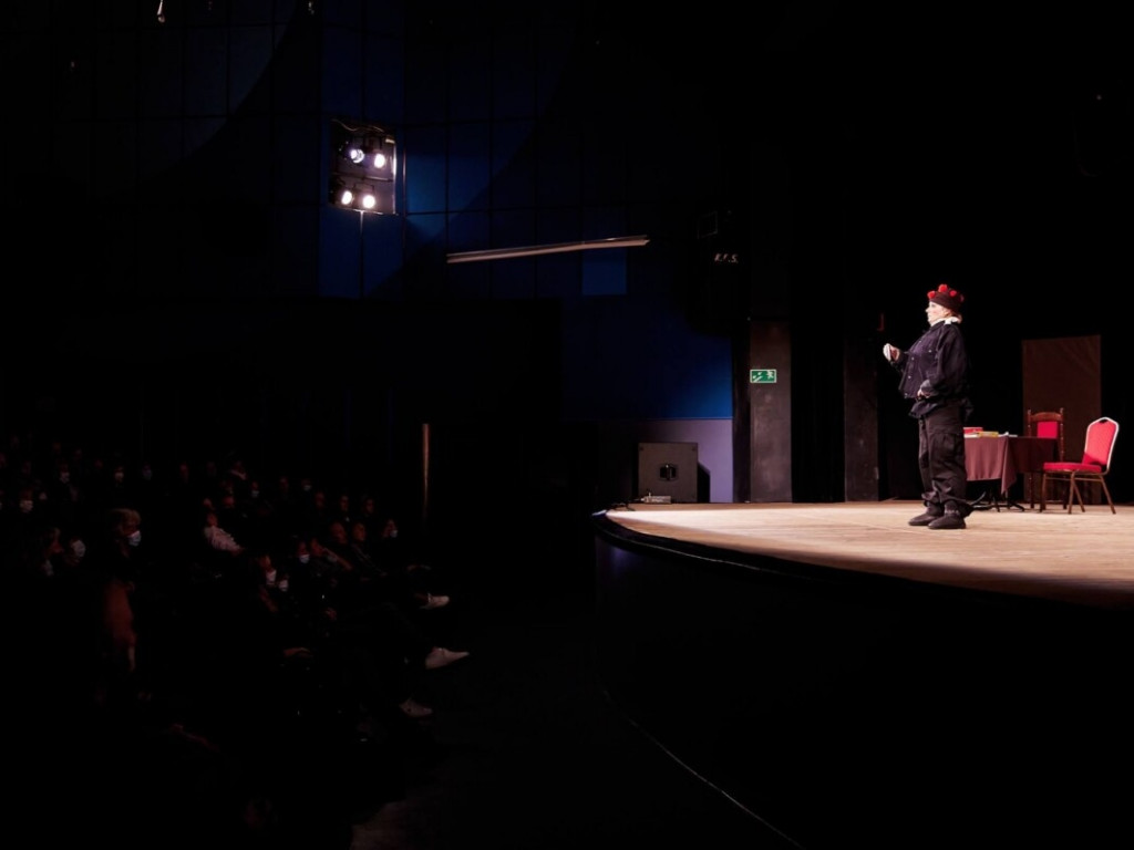 Tarnobrzeg. Gromkie brawa i tłumy na spektaklu Teatru Czwartek w TDK [zdjęcia]