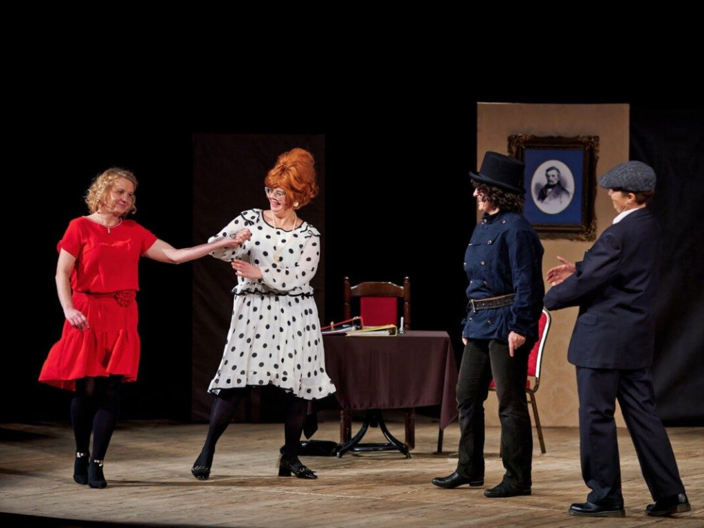 Tarnobrzeg. Gromkie brawa i tłumy na spektaklu Teatru Czwartek w TDK [zdjęcia]