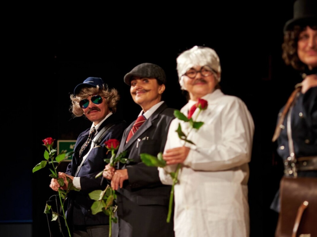 Tarnobrzeg. Gromkie brawa i tłumy na spektaklu Teatru Czwartek w TDK [zdjęcia]