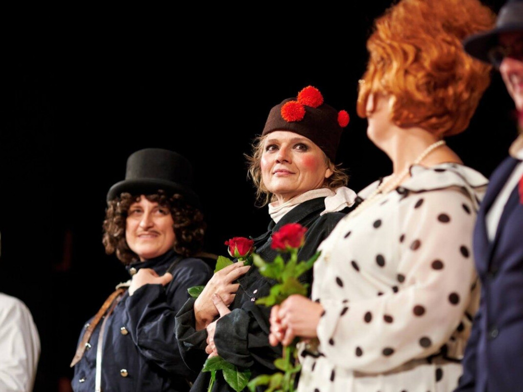 Tarnobrzeg. Gromkie brawa i tłumy na spektaklu Teatru Czwartek w TDK [zdjęcia]