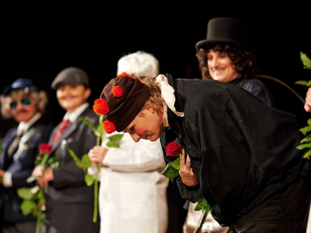 Tarnobrzeg. Gromkie brawa i tłumy na spektaklu Teatru Czwartek w TDK [zdjęcia]