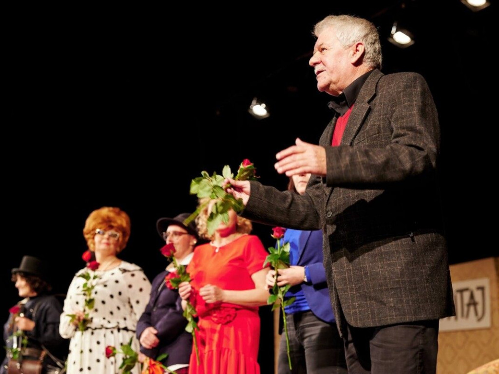 Tarnobrzeg. Gromkie brawa i tłumy na spektaklu Teatru Czwartek w TDK [zdjęcia]