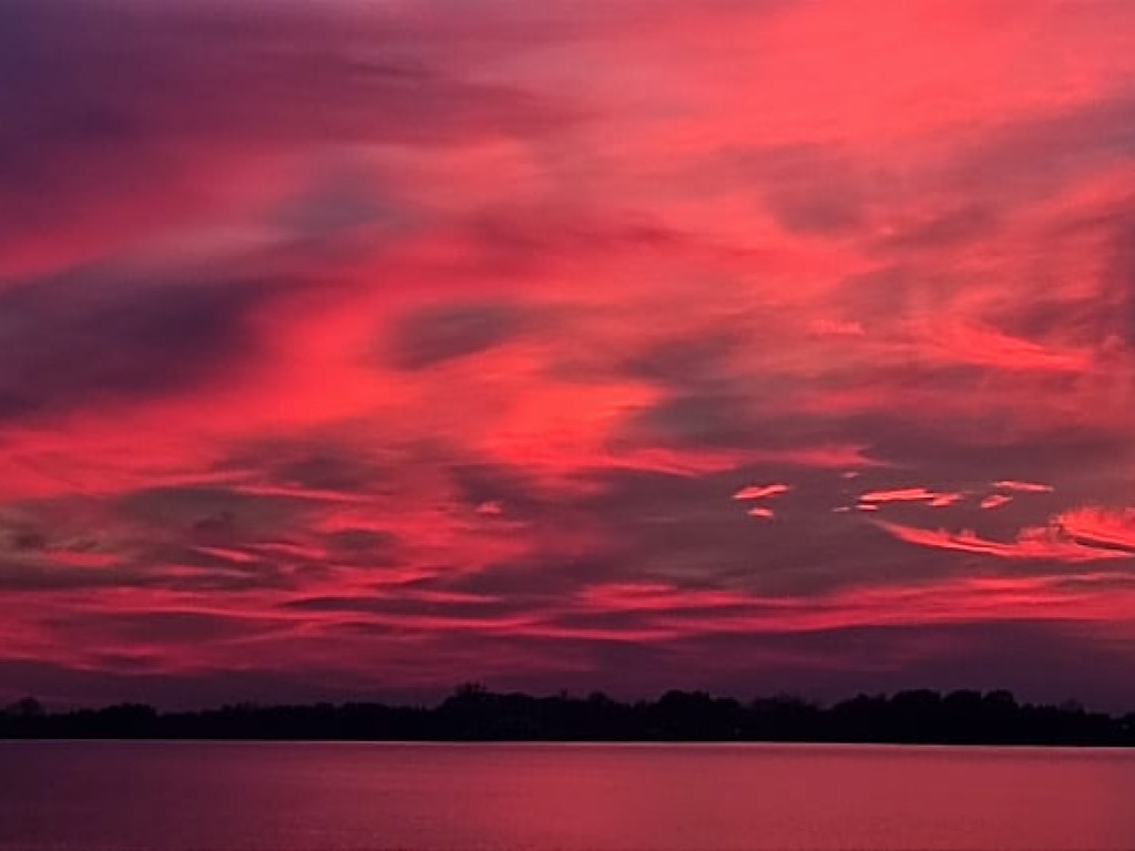 Zjawiskowy zachód słońca nad Jeziorem Tarnobrzeskim. Zobacz niezwykłe zdjęcia!