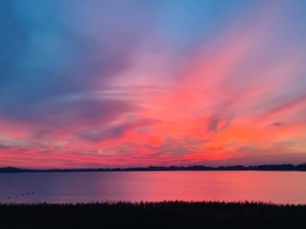 Zjawiskowy zachód słońca nad Jeziorem Tarnobrzeskim. Zobacz niezwykłe zdjęcia!