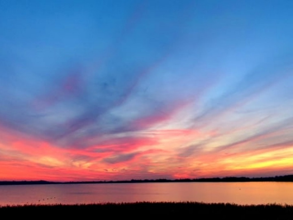 Zjawiskowy zachód słońca nad Jeziorem Tarnobrzeskim. Zobacz niezwykłe zdjęcia!