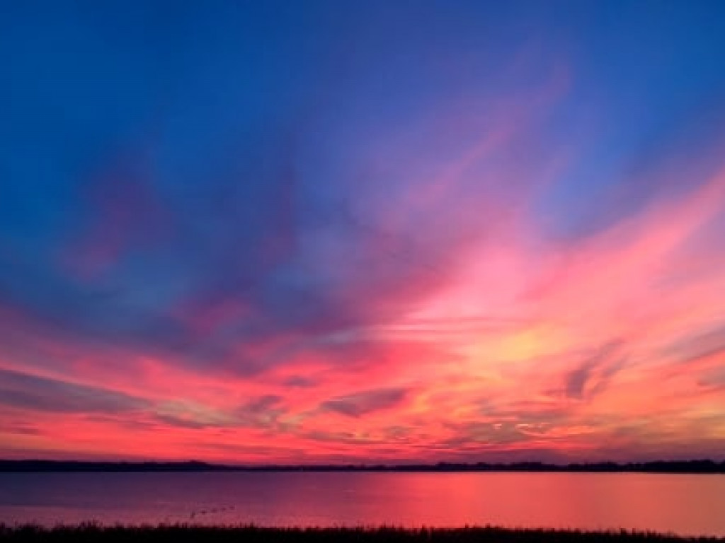 Zjawiskowy zachód słońca nad Jeziorem Tarnobrzeskim. Zobacz niezwykłe zdjęcia!