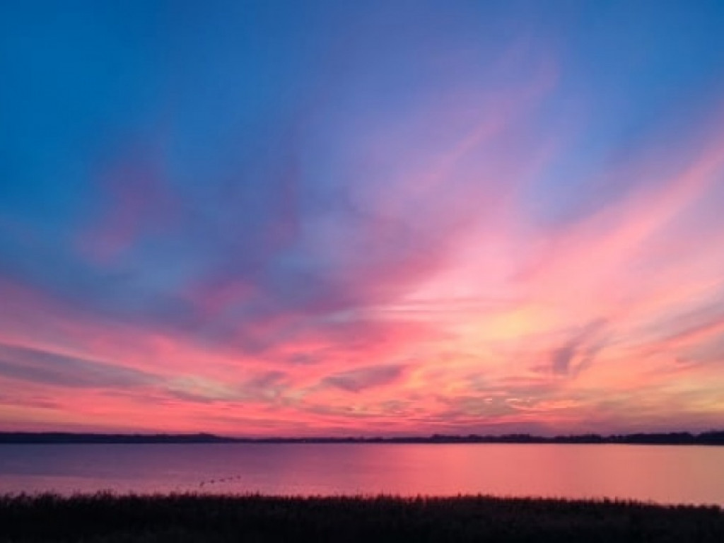 Zjawiskowy zachód słońca nad Jeziorem Tarnobrzeskim. Zobacz niezwykłe zdjęcia!