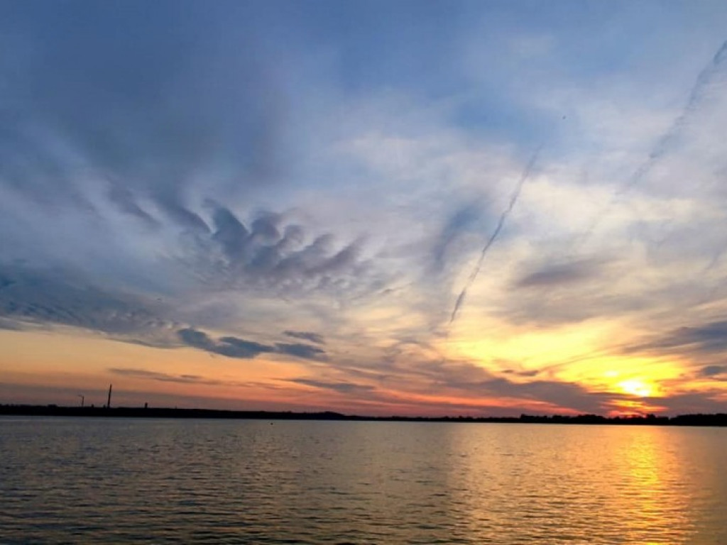 Zjawiskowy zachód słońca nad Jeziorem Tarnobrzeskim. Zobacz niezwykłe zdjęcia!