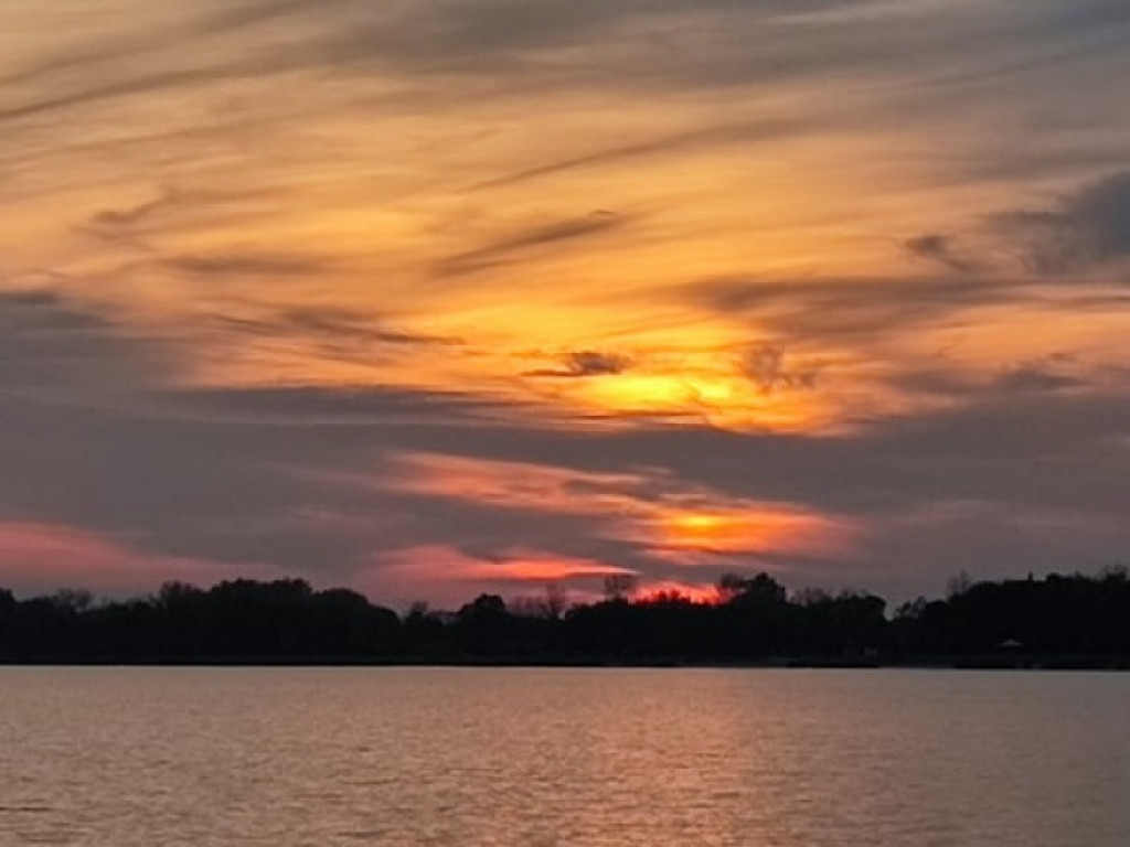 Zjawiskowy zachód słońca nad Jeziorem Tarnobrzeskim. Zobacz niezwykłe zdjęcia!