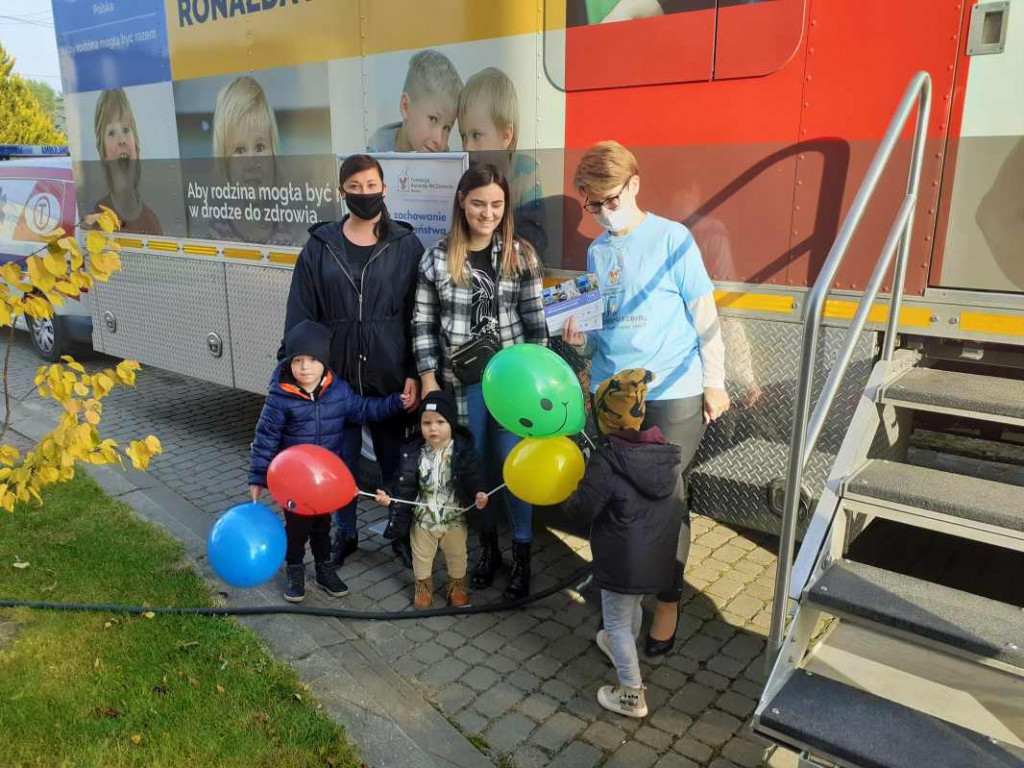 Powiat staszowski. Przebadano blisko 80 dzieci. Profilaktyczna akcja Fundacji Ronalda McDonalda [zdjęcia]