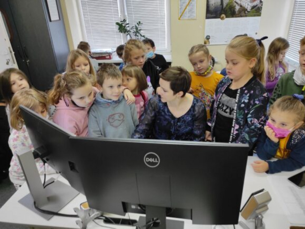 Uczniowie klasy I a SP nr 10 w Tarnobrzegu odwiedzili naszą redakcję [zdjęcia]