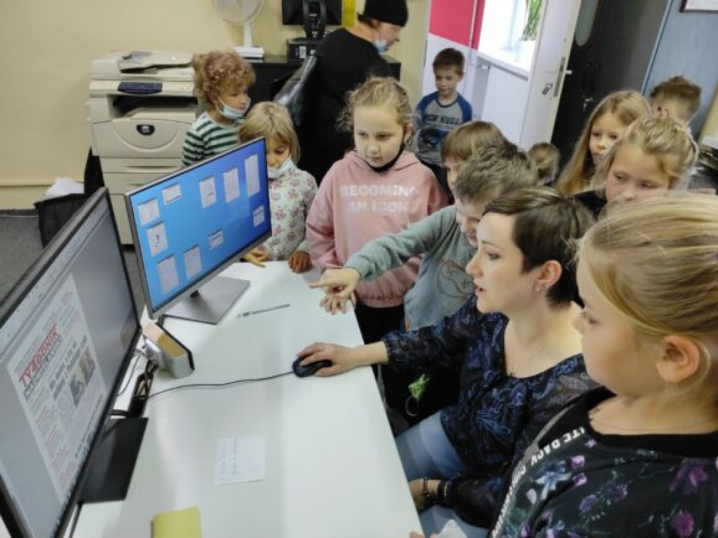 Uczniowie klasy I a SP nr 10 w Tarnobrzegu odwiedzili naszą redakcję [zdjęcia]