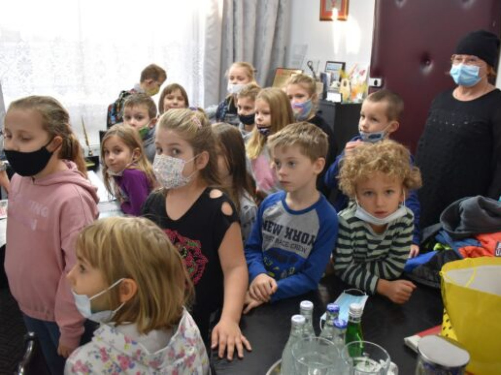 Uczniowie klasy I a SP nr 10 w Tarnobrzegu odwiedzili naszą redakcję [zdjęcia]