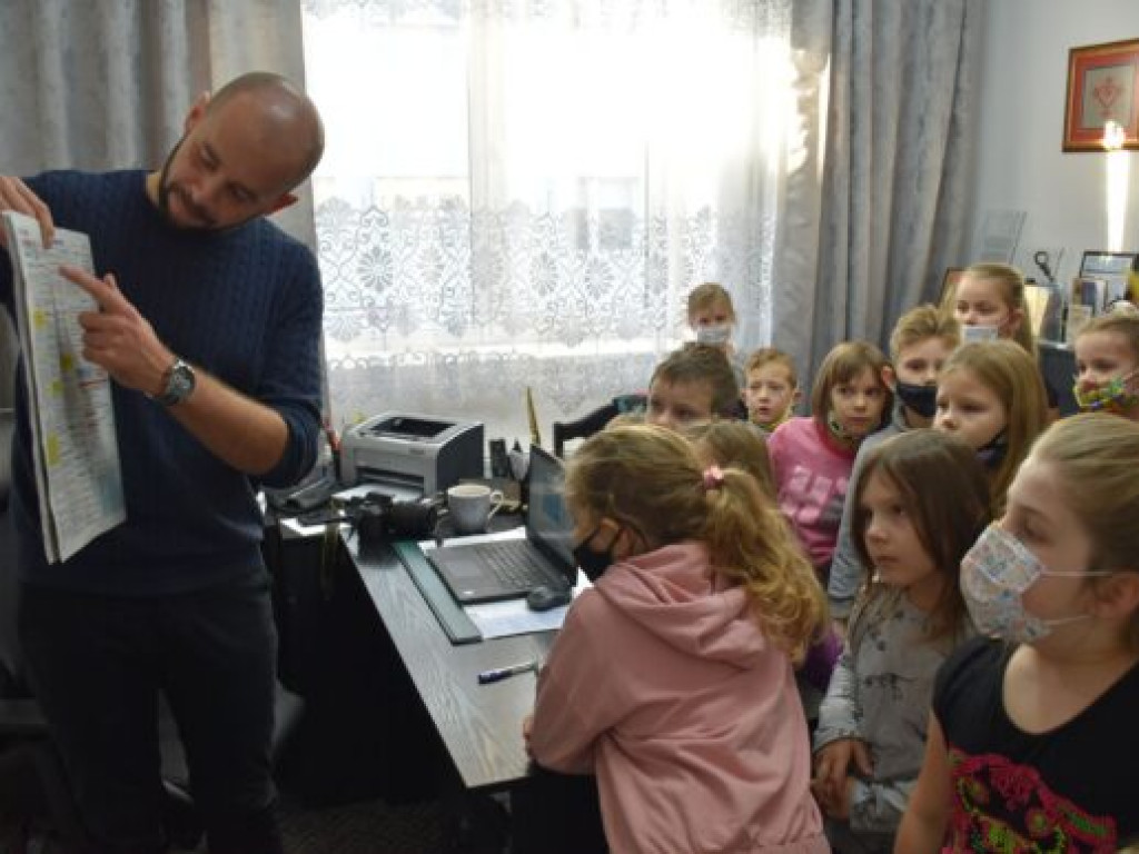 Uczniowie klasy I a SP nr 10 w Tarnobrzegu odwiedzili naszą redakcję [zdjęcia]