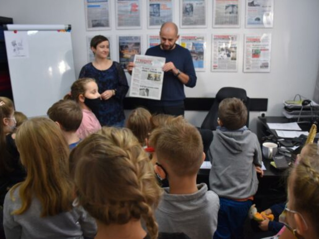 Uczniowie klasy I a SP nr 10 w Tarnobrzegu odwiedzili naszą redakcję [zdjęcia]
