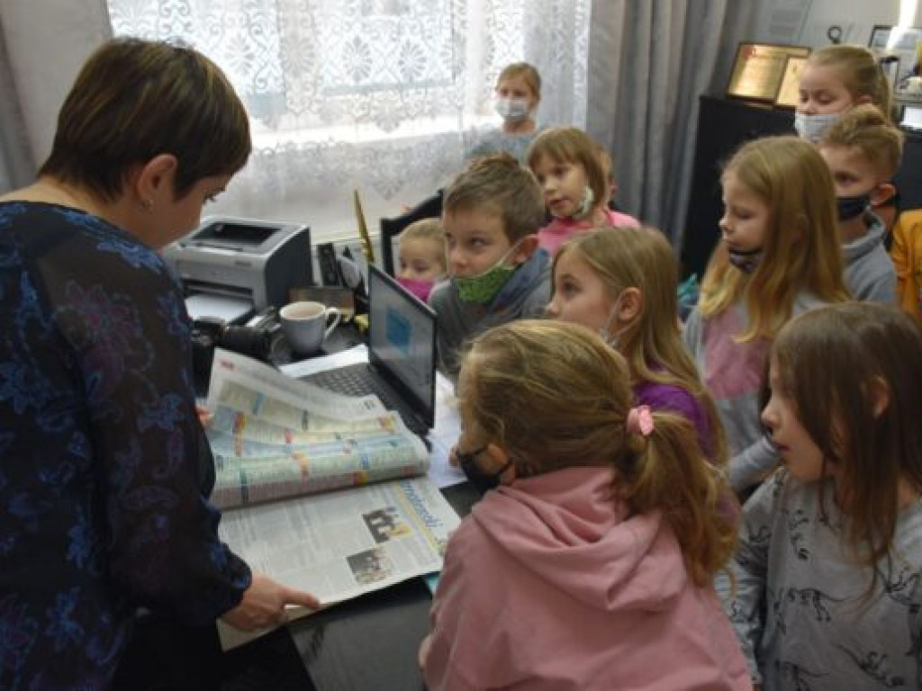 Uczniowie klasy I a SP nr 10 w Tarnobrzegu odwiedzili naszą redakcję [zdjęcia]