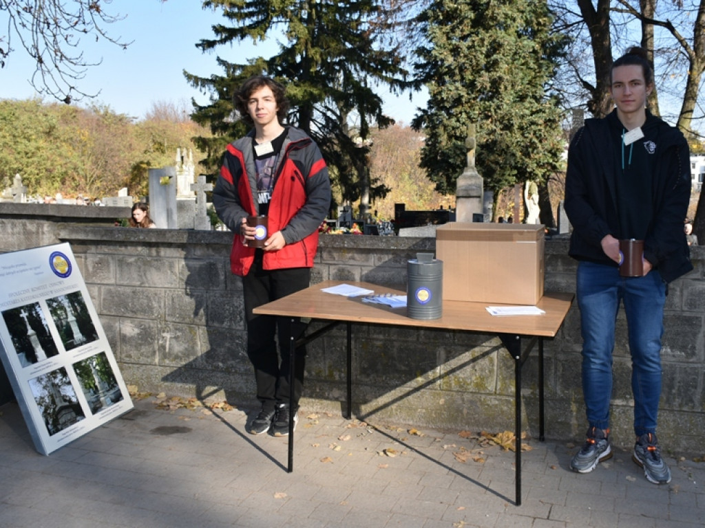 Sandomierz. Kolejny dzień kwesty na rzecz ratowania zabytkowych nagrobków. Rekord zostanie pobity? [zdjęcia]