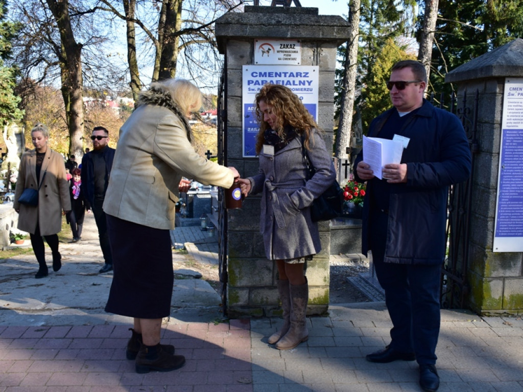 Sandomierz. Kolejny dzień kwesty na rzecz ratowania zabytkowych nagrobków. Rekord zostanie pobity? [zdjęcia]