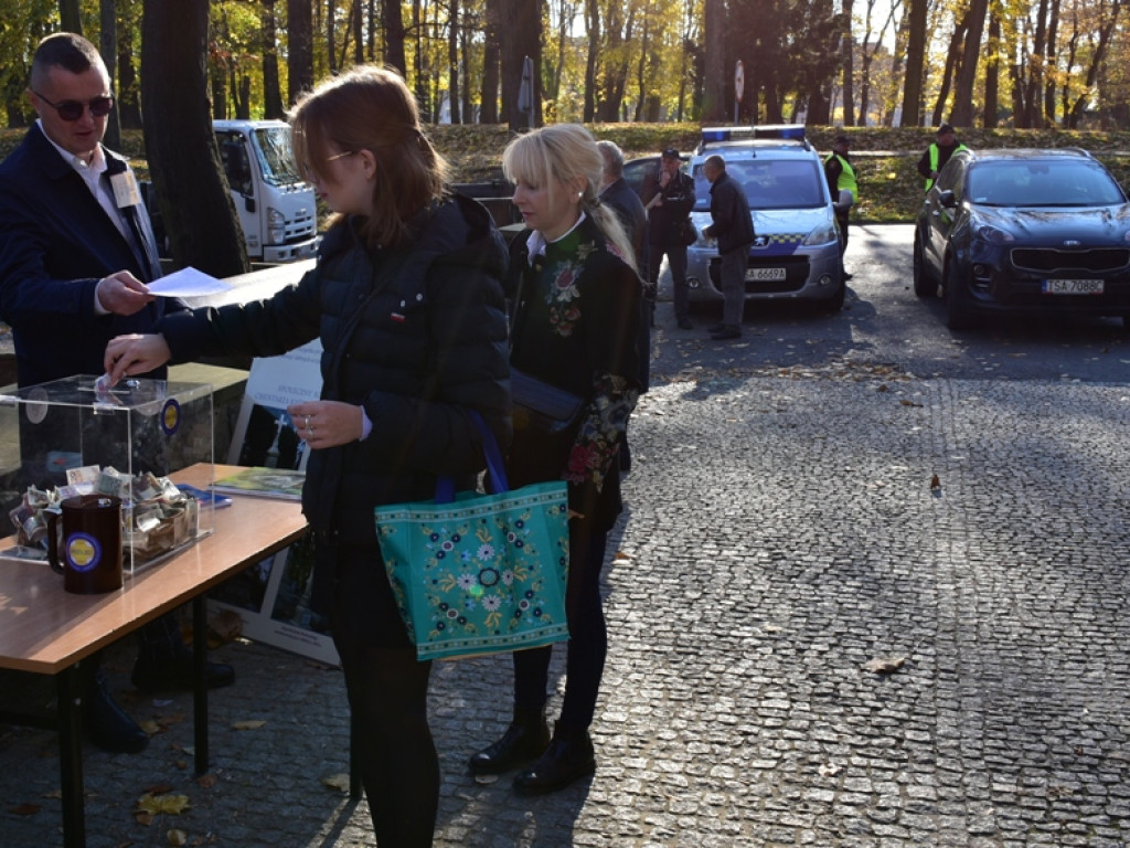 Sandomierz. Kolejny dzień kwesty na rzecz ratowania zabytkowych nagrobków. Rekord zostanie pobity? [zdjęcia]