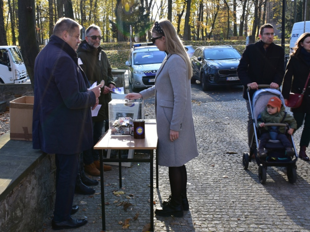 Sandomierz. Kolejny dzień kwesty na rzecz ratowania zabytkowych nagrobków. Rekord zostanie pobity? [zdjęcia]