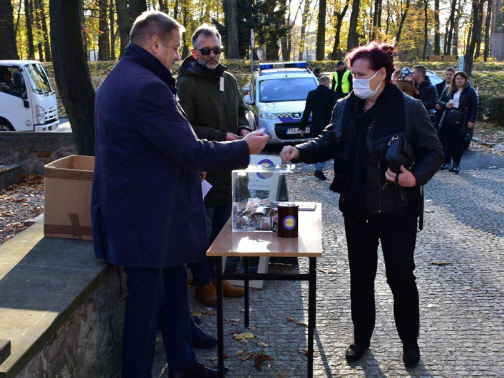 Sandomierz. Kolejny dzień kwesty na rzecz ratowania zabytkowych nagrobków. Rekord zostanie pobity? [zdjęcia]