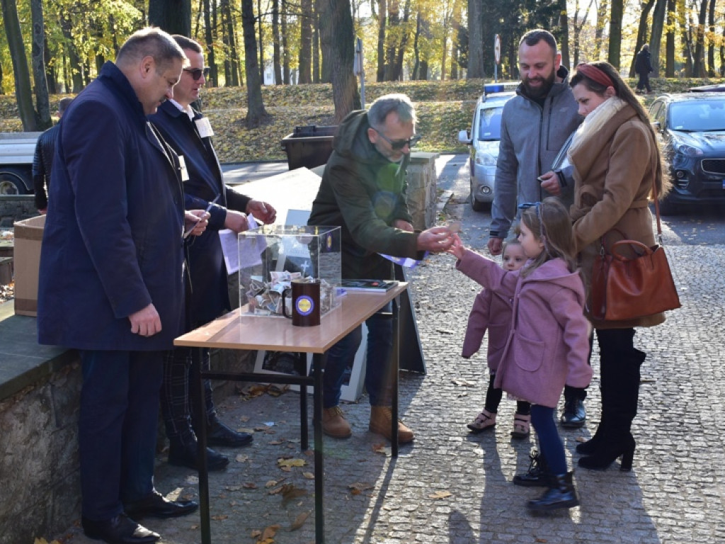 Sandomierz. Kolejny dzień kwesty na rzecz ratowania zabytkowych nagrobków. Rekord zostanie pobity? [zdjęcia]