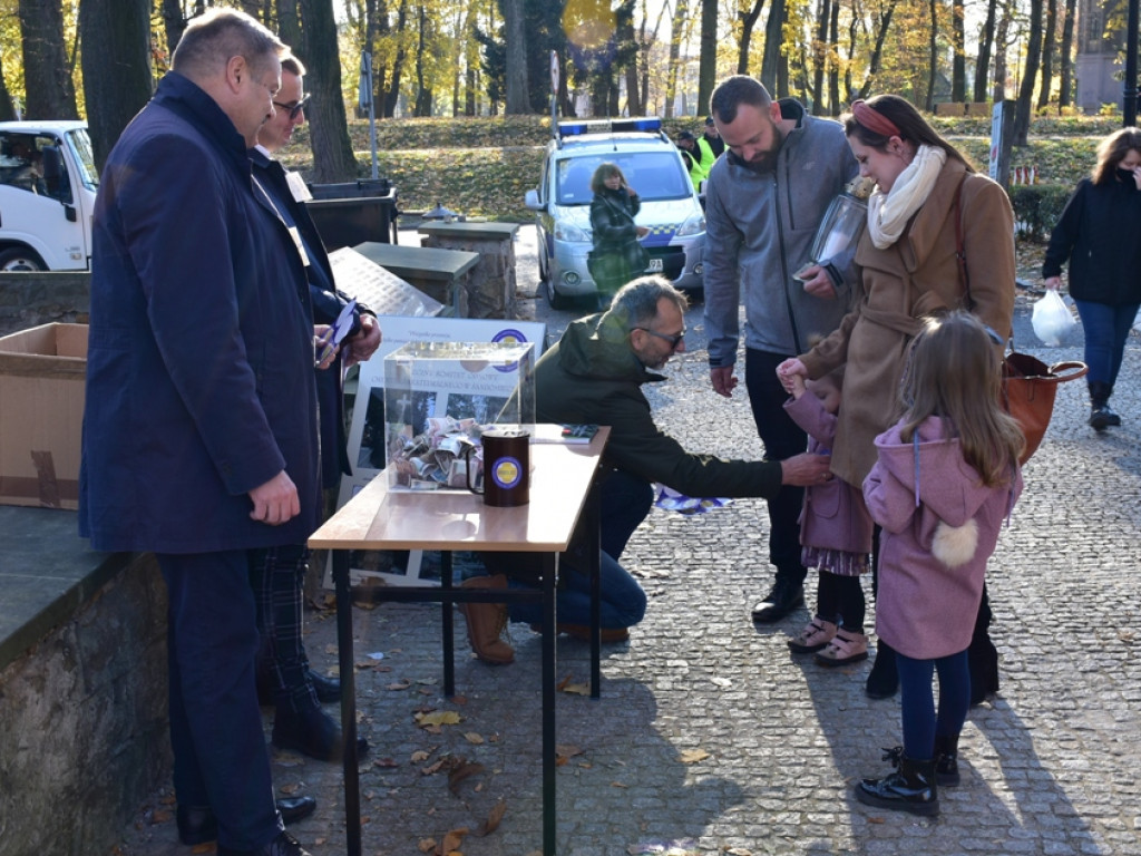 Sandomierz. Kolejny dzień kwesty na rzecz ratowania zabytkowych nagrobków. Rekord zostanie pobity? [zdjęcia]