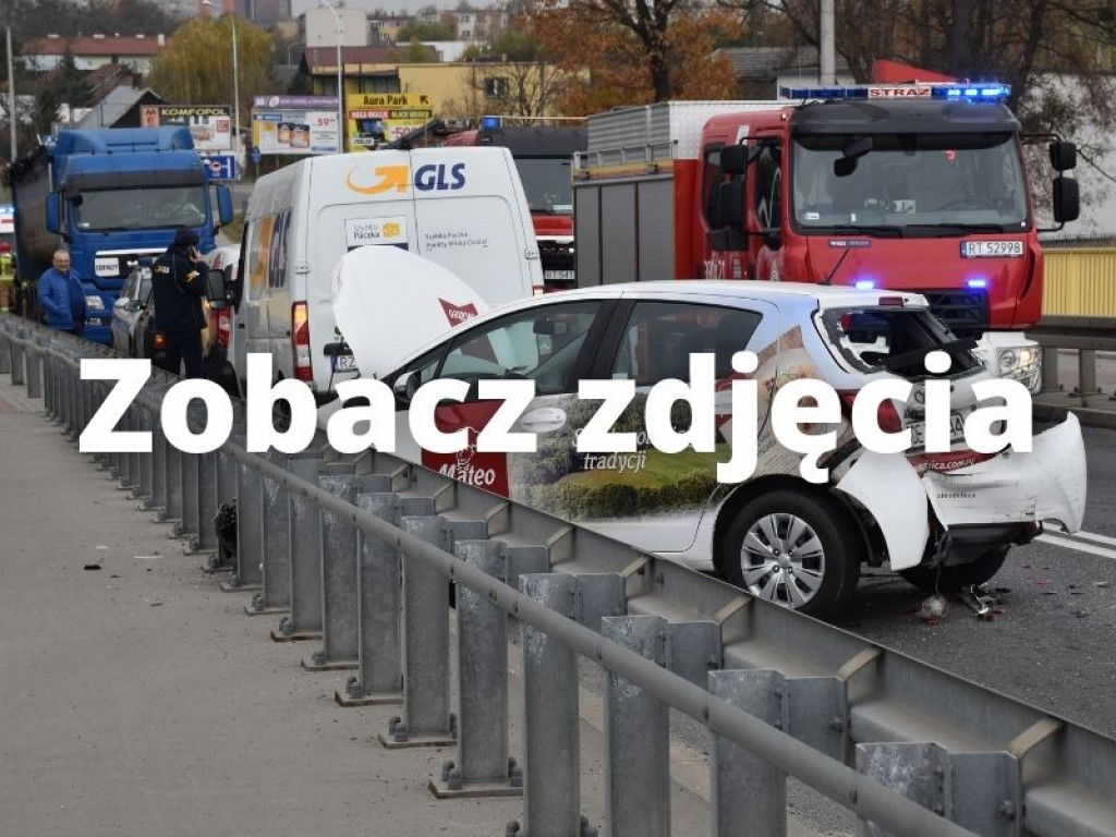 Zderzenie czterech aut na wiadukcie w Tarnobrzegu. Ogromne korki na ulicach miasta [aktualizacja] [zdjęcia]