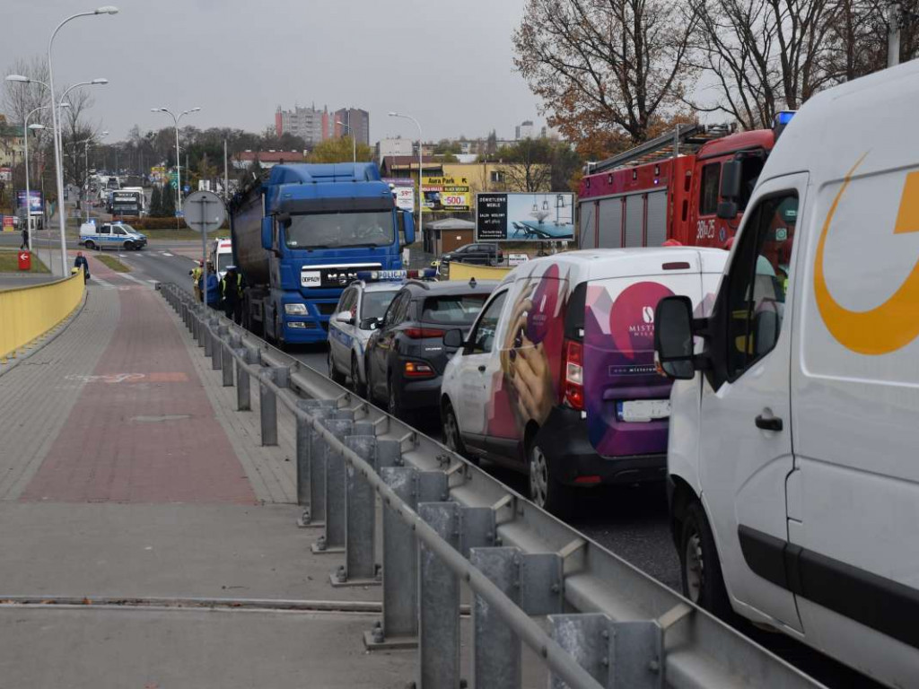 Zderzenie czterech aut na wiadukcie w Tarnobrzegu. Ogromne korki na ulicach miasta [aktualizacja] [zdjęcia]