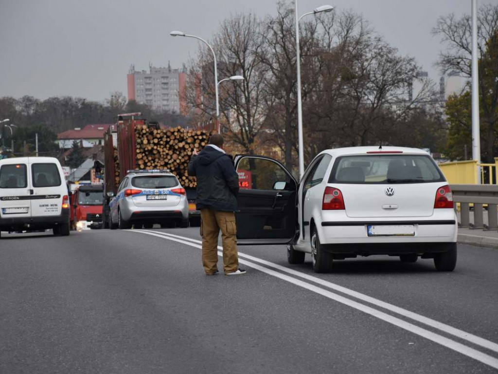 Zderzenie czterech aut na wiadukcie w Tarnobrzegu. Ogromne korki na ulicach miasta [aktualizacja] [zdjęcia]
