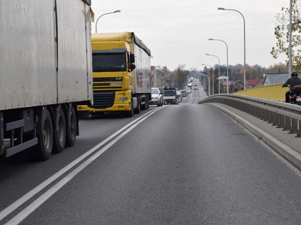 Zderzenie czterech aut na wiadukcie w Tarnobrzegu. Ogromne korki na ulicach miasta [aktualizacja] [zdjęcia]