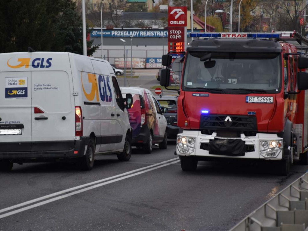 Zderzenie czterech aut na wiadukcie w Tarnobrzegu. Ogromne korki na ulicach miasta [aktualizacja] [zdjęcia]