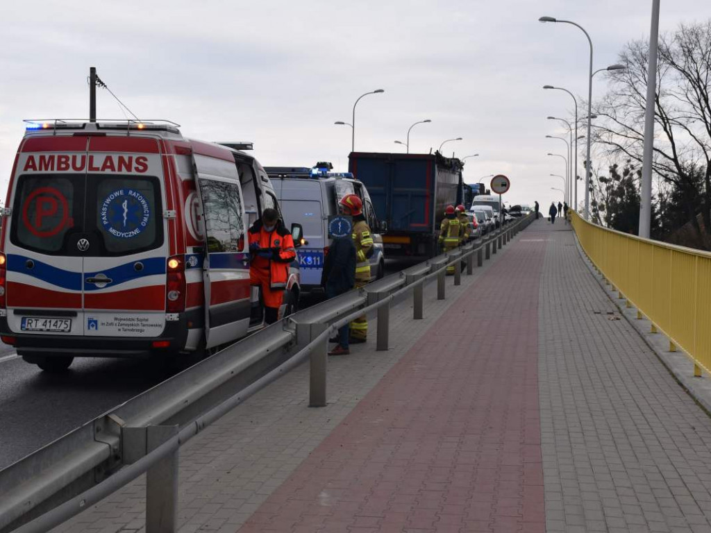 Zderzenie czterech aut na wiadukcie w Tarnobrzegu. Ogromne korki na ulicach miasta [aktualizacja] [zdjęcia]