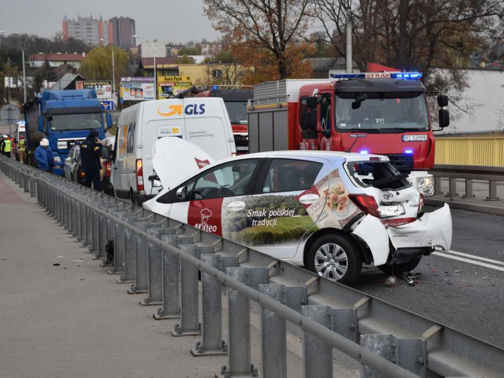 Zderzenie czterech aut na wiadukcie w Tarnobrzegu. Ogromne korki na ulicach miasta [aktualizacja] [zdjęcia]