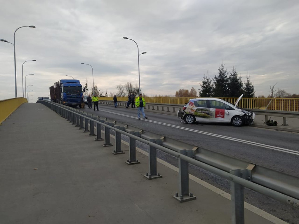 Zderzenie czterech aut na wiadukcie w Tarnobrzegu. Ogromne korki na ulicach miasta [aktualizacja] [zdjęcia]