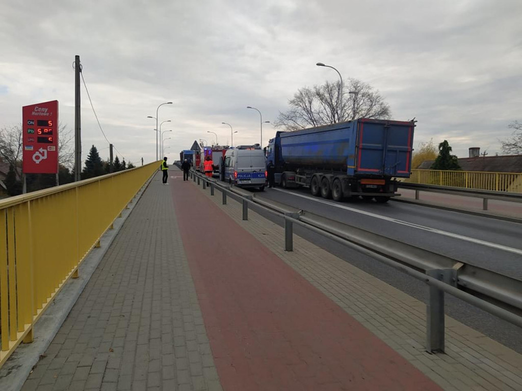 Zderzenie czterech aut na wiadukcie w Tarnobrzegu. Ogromne korki na ulicach miasta [aktualizacja] [zdjęcia]