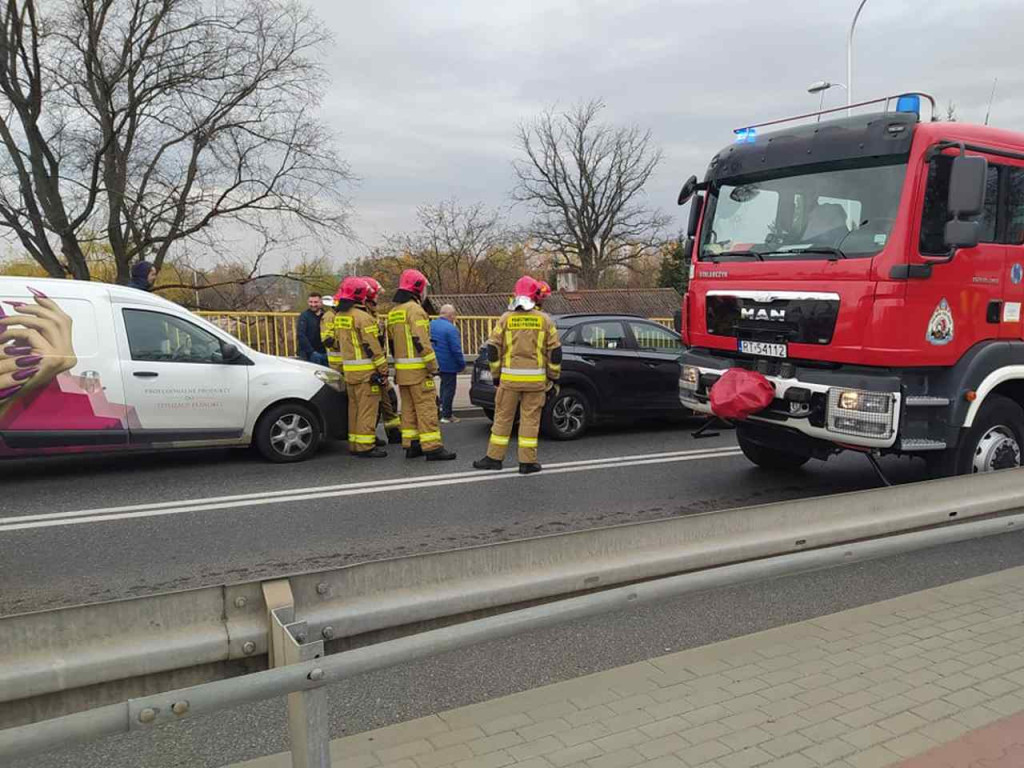 Zderzenie czterech aut na wiadukcie w Tarnobrzegu. Ogromne korki na ulicach miasta [aktualizacja] [zdjęcia]