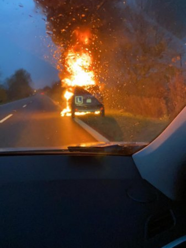 Samochód nauki jazdy zapalił się na drodze relacji Tarnobrzeg - Mielec! [zdjęcia]