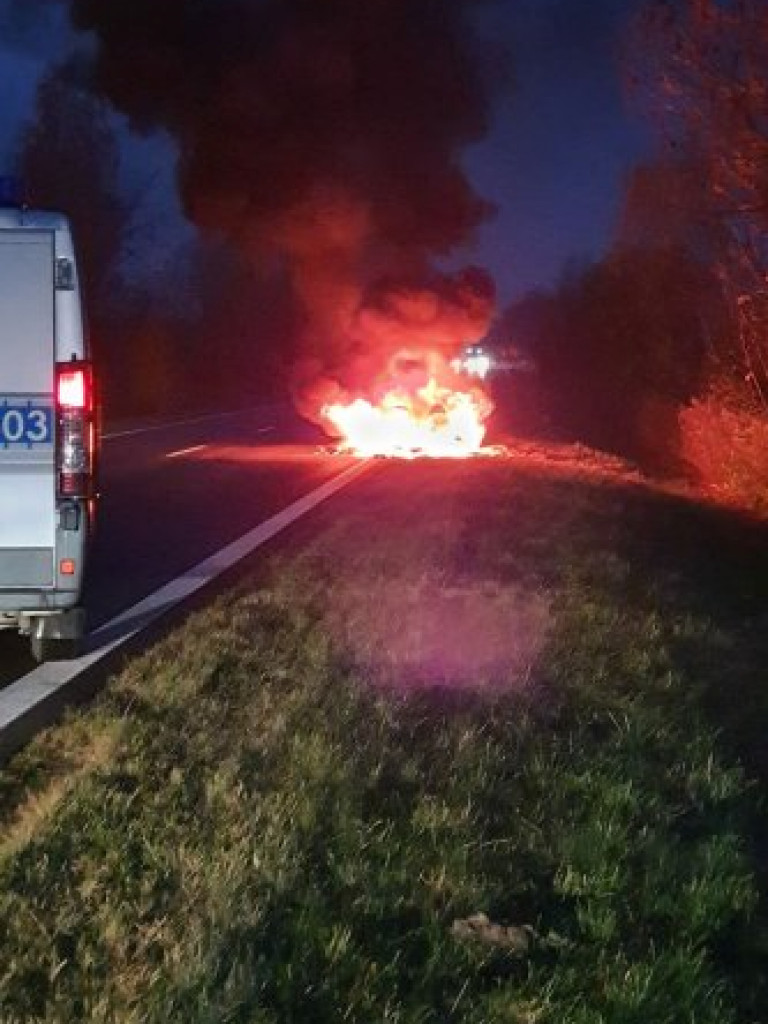 Samochód nauki jazdy zapalił się na drodze relacji Tarnobrzeg - Mielec! [zdjęcia]