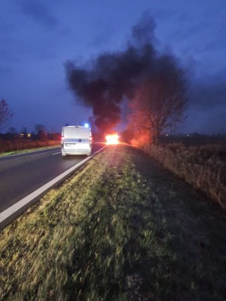 Samochód nauki jazdy zapalił się na drodze relacji Tarnobrzeg - Mielec! [zdjęcia]