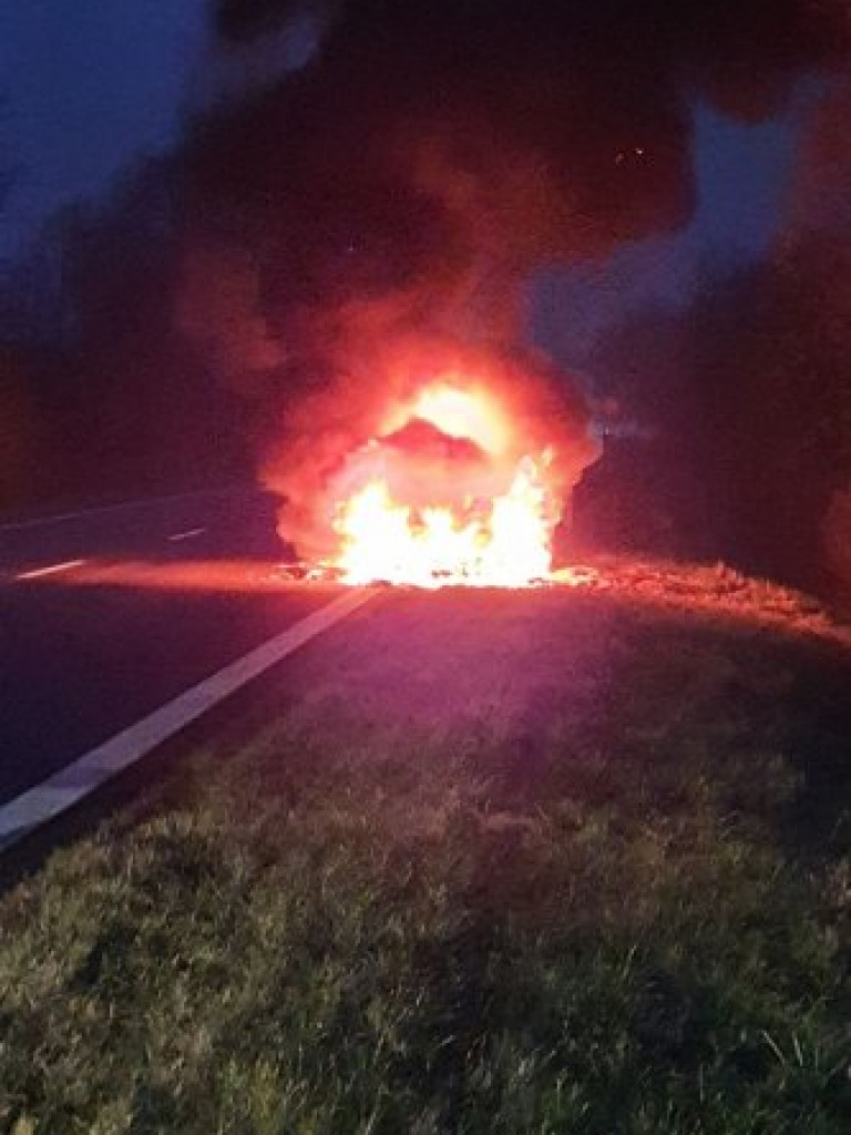 Samochód nauki jazdy zapalił się na drodze relacji Tarnobrzeg - Mielec! [zdjęcia]