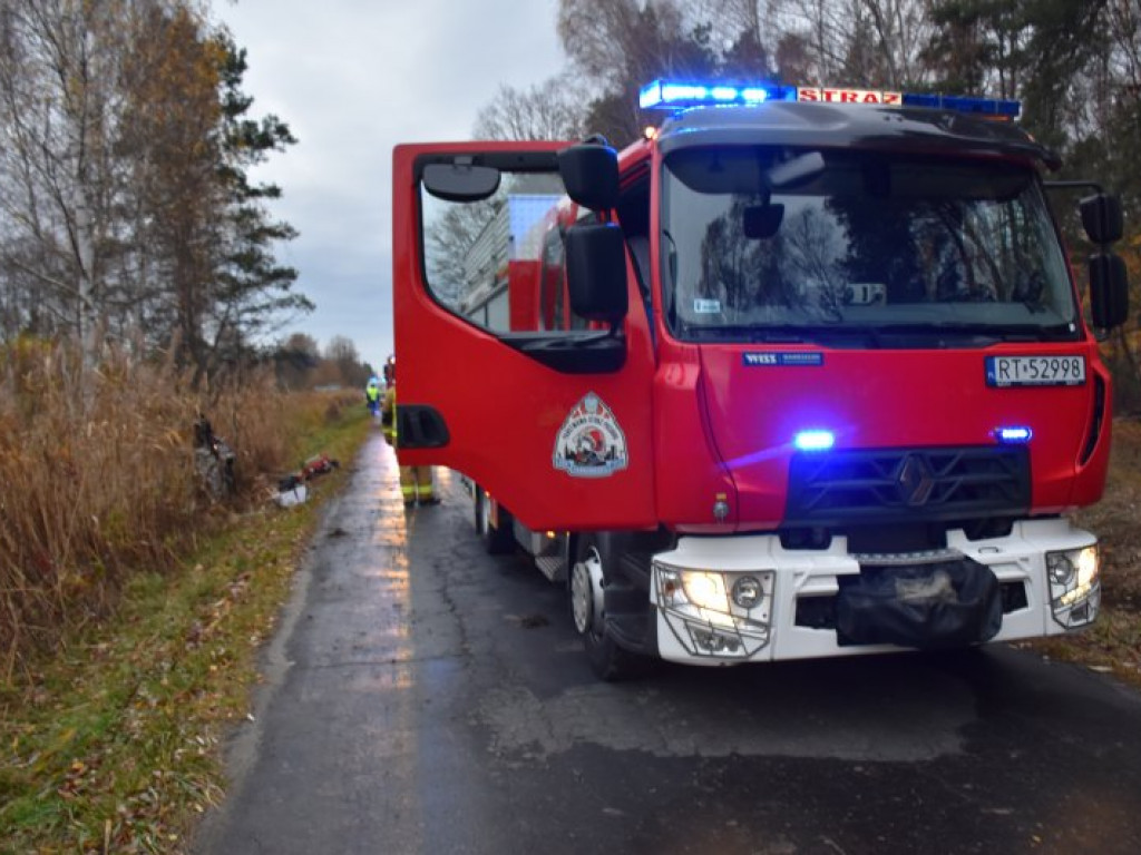 Groźne dachowanie na drodze Nowa Dęba - Stale [zdjęcia]